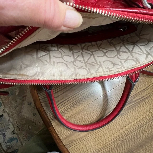 CALVIN KLEIN RED PATENT LEATHER CROSSBODY BAG W/ALL OVER CK LOGO INSIDE AND OUT - Picture 14 of 15
